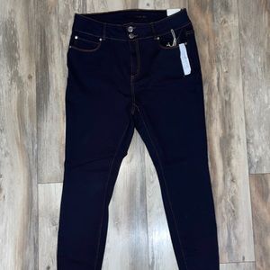 TAHARI Women’s Double Button Skinny Jeans. Size: 16W